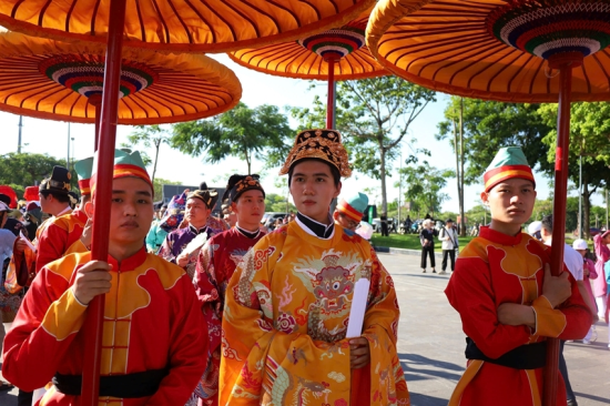 Young people in ancient royal costumes participated in the “Viet phong hoi tu” festival